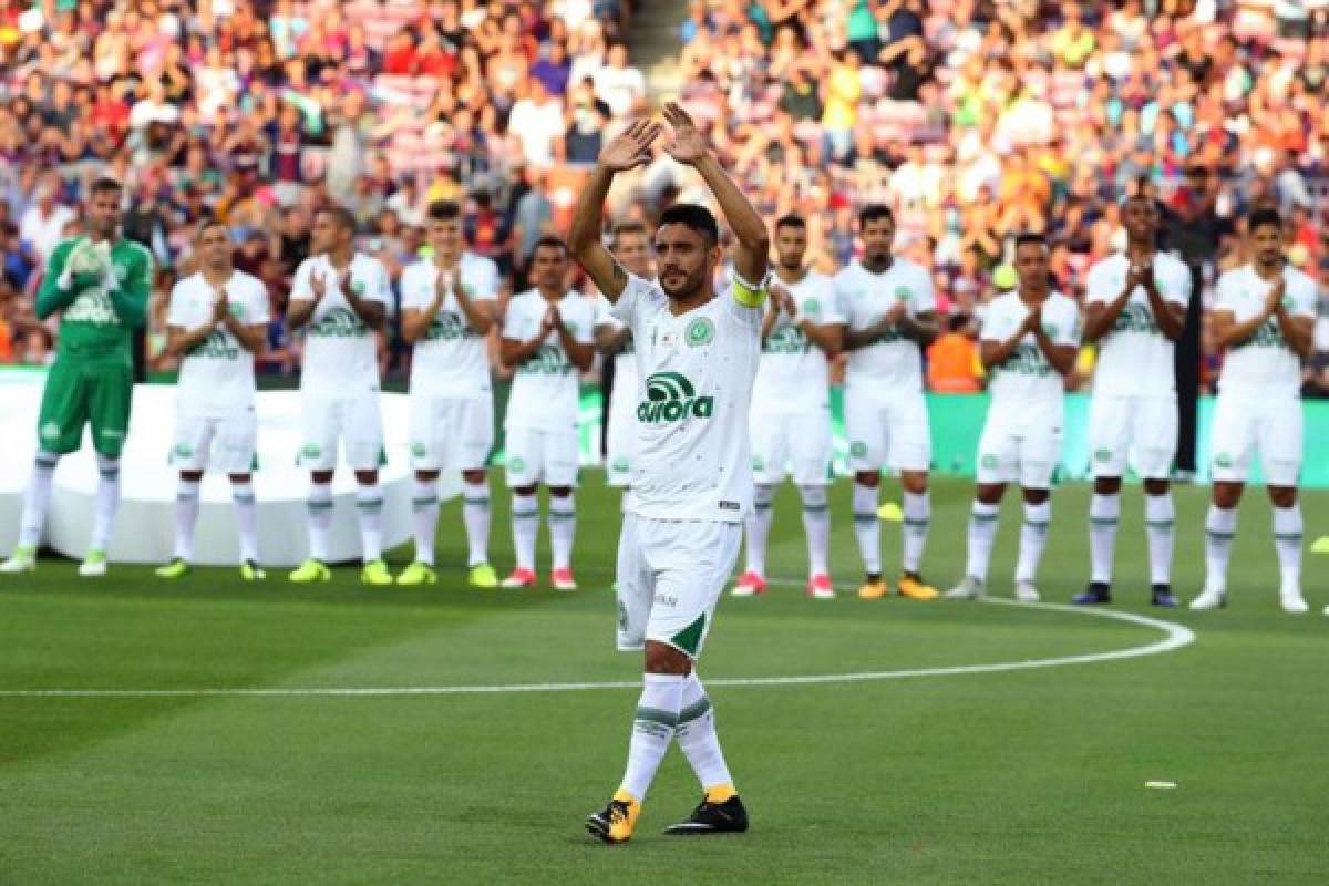 CURIOSAS: El profundo abrazo de Messi, homenaje y lágrimas en el Barça-Chapecoense