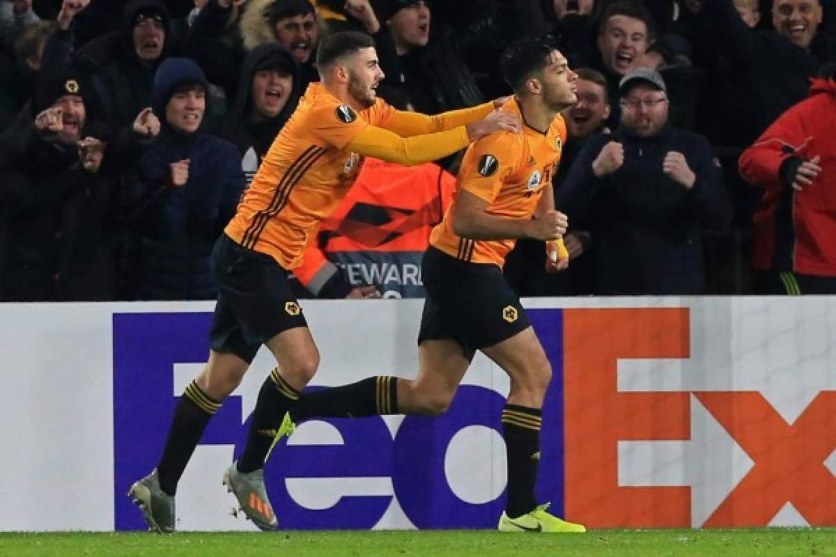 Wolverhampton Wanderers' Mexican striker Raul Jimenez (R) celebrates after scoring the opening goal of the UEFA Europa League Group K football match between Wolverhampton Wanderers and Slovan Bratislava at the Molineux stadium in Wolverhampton, central England on November 7, 2019. (Photo by Lindsey Parnaby / AFP)