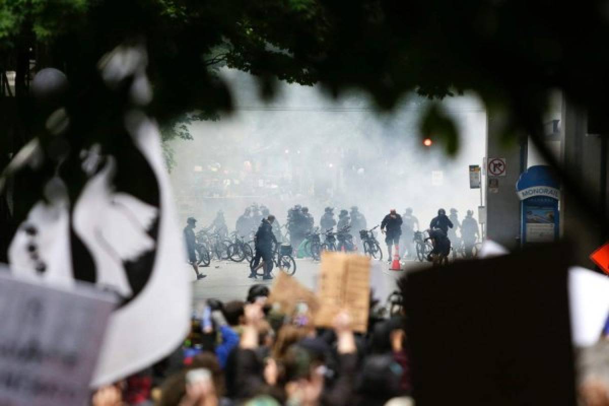 Terror en Minneapolis: Policía ataca con gas lacrimógeno y balas de goma a los protestantes