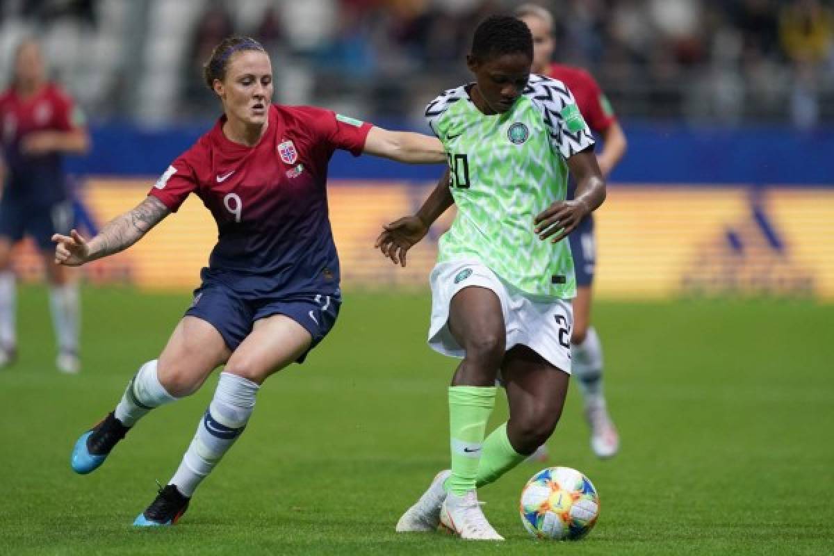 Norway's forward Isabell Herlovsen (L) vies with Nigeria's defender Chidinma Okeke during the 2019 Women's World Cup Group A football match between Norway and Nigeria, on June 8, 2019, at the Auguste-Delaune Stadium in Reims, eastern France. (Photo by Lionel BONAVENTURE / AFP)