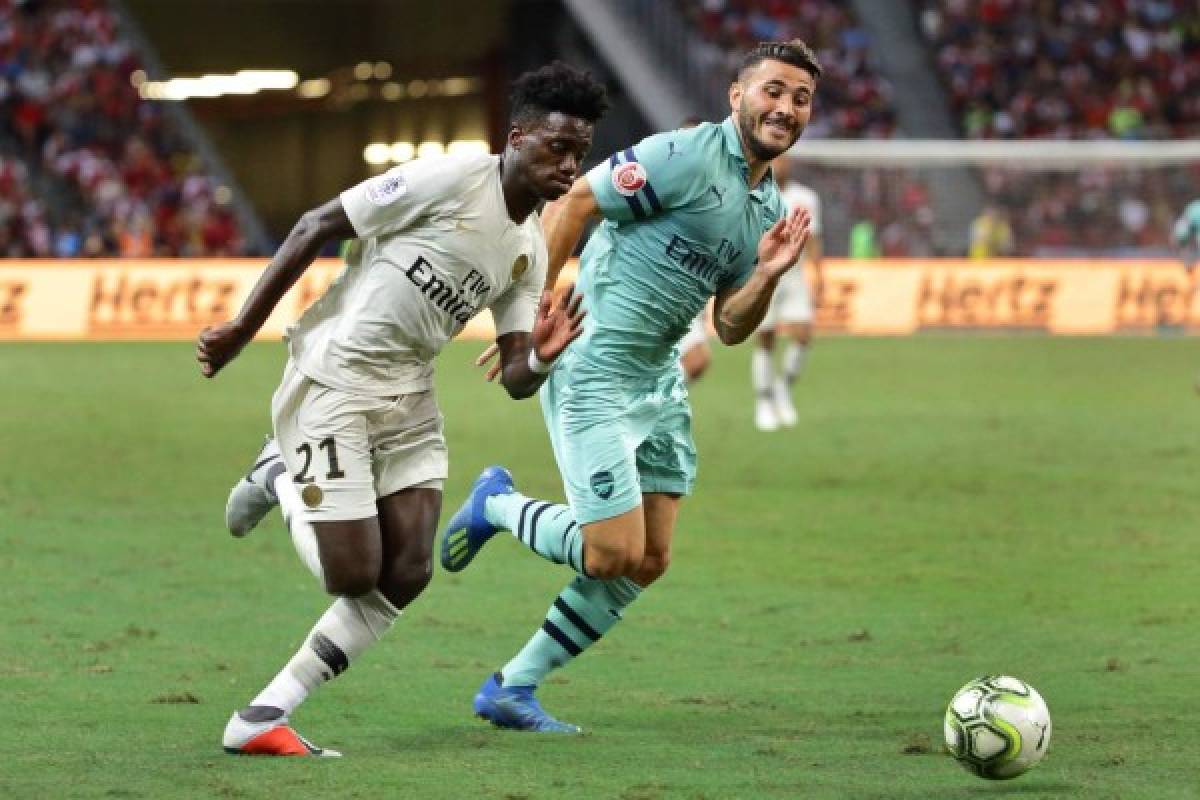 SINGAPORE - JULY 28: Timothy Weah of Paris Saint Germain and Sead Kolasinac of Arsenal chase for the ball during the International Champions Cup match between Arsenal and Paris Saint Germain at the National Stadium on July 28, 2018 in Singapore. (Photo by Suhaimi Abdullah/Getty Images for ICC)