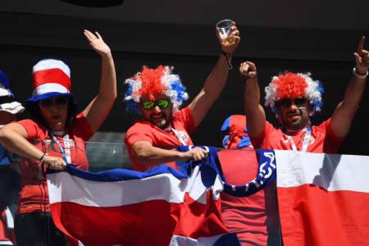 Costa Rica supporters wave the national flag ahead of the Russia 2018 World Cup Group E football match between Costa Rica and Serbia at the Samara Arena in Samara on June 17, 2018. / AFP PHOTO / MANAN VATSYAYANA / RESTRICTED TO EDITORIAL USE - NO MOBILE PUSH ALERTS/DOWNLOADS