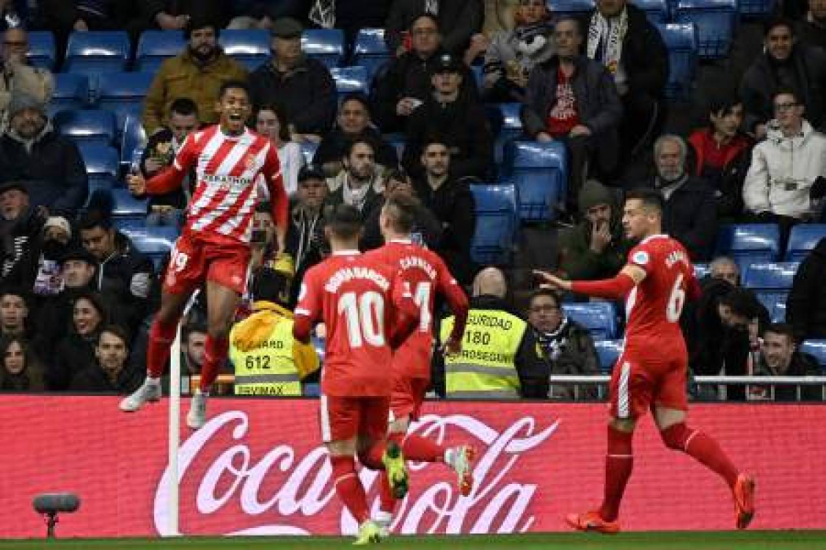 Girona's Honduran forward Anthony Lozano (L) celebrates after scoring during the Spanish Copa del Rey (King's Cup) quarter-final first leg football match between Real Madrid CF and Girona FC at the Santiago Bernabeu stadium in Madrid on January 24, 2019. (Photo by JAVIER SORIANO / AFP)
