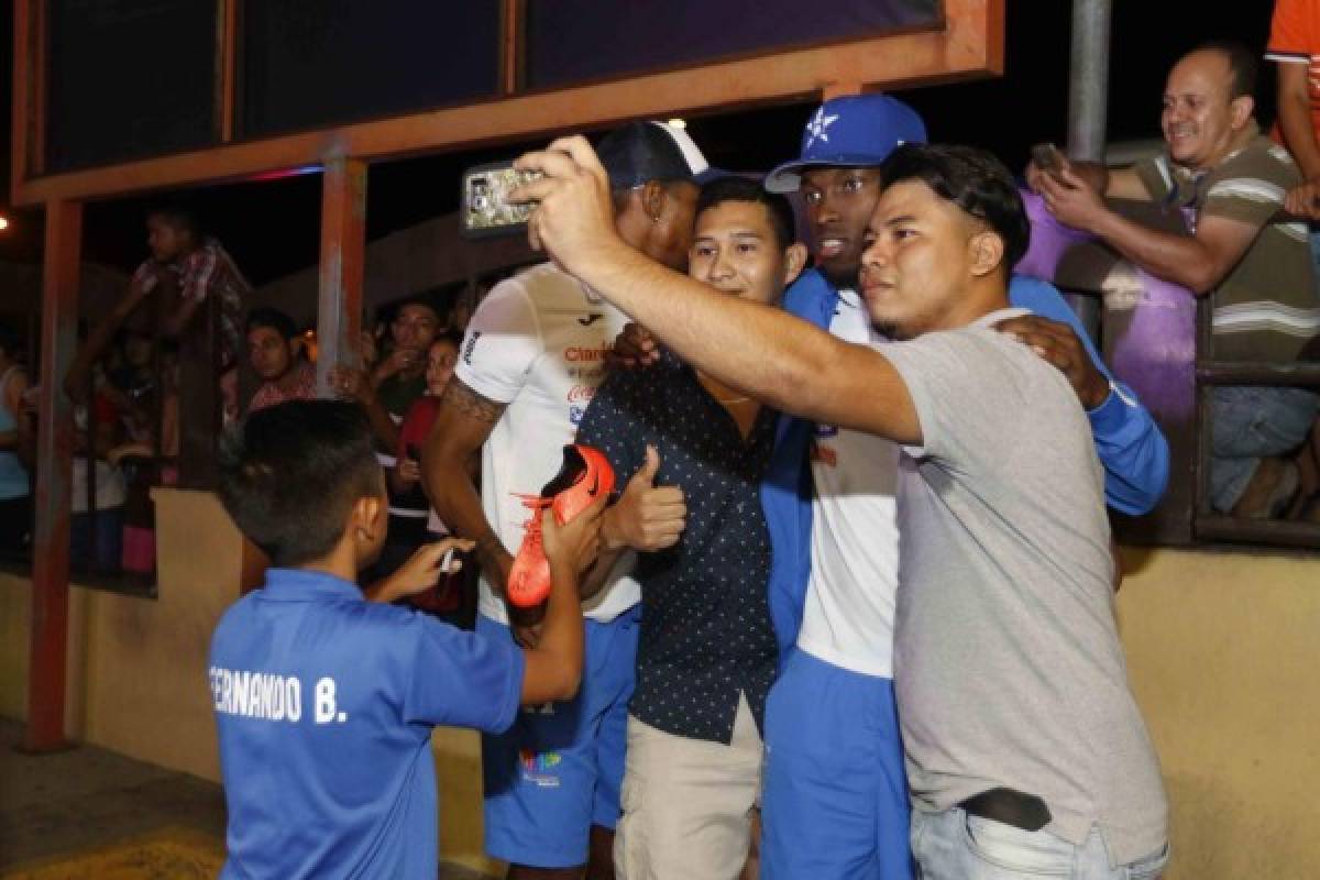 FOTOS EN CHOLOMA: El baile de Pinto, la selfie de Costly y el hombre vestido de mujer