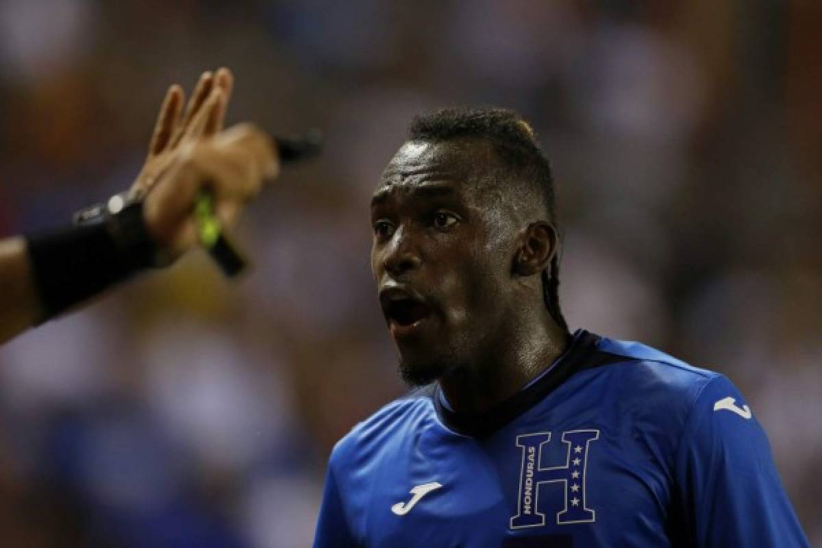 Honduras forward Alberth Elis argues with an official after a goal was called back due to a player being offsides during the CONCACAF Gold Cup Group C match against Curacao on June 21, 2019 at BBVA Stadium in Houston, Texas. (Photo by AARON M. SPRECHER / AFP)