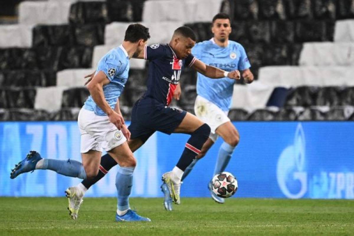 Paris Saint-Germain's French forward Kylian Mbappe (C) drives the ball during the UEFA Champions League first leg semi-final football match between Paris Saint-Germain (PSG) and Manchester City at the Parc des Princes stadium in Paris on April 28, 2021. (Photo by Anne-Christine POUJOULAT / AFP)