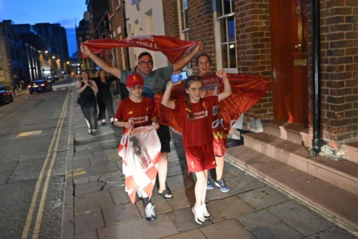 FOTOS: Así fue el brutal festejo de los hinchas del Liverpool tras conquistar la Premier League