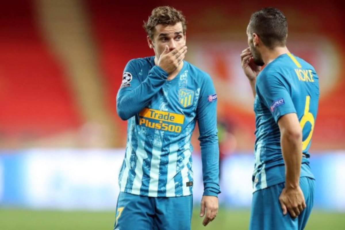 Atletico Madrid's French forward Antoine Griezmann (L) and Atletico Madrid's Spanish midfielder Koke speak together during the UEFA Champions League first round football match between AS Monaco and Atletico Madrid at the Stade Louis II, in Monaco, on September 18, 2018. / AFP PHOTO / Valery HACHE