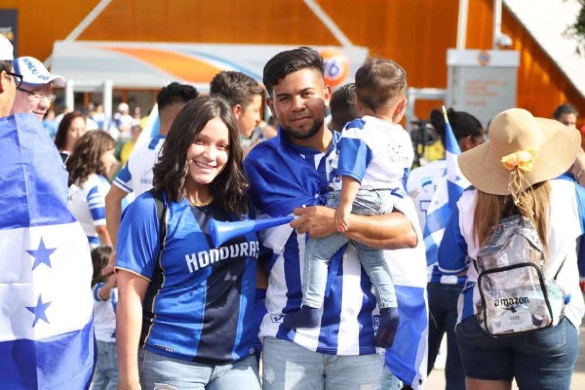 Honduras está bien arropado ante Panamá; la afición y belleza hondureña presente en el BBVA Compass de Houston