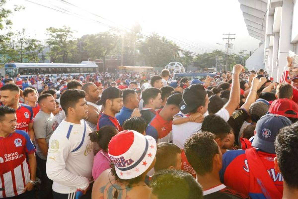 Olimpia desborda la locura de sus fanáticos en el Estadio Morazán
