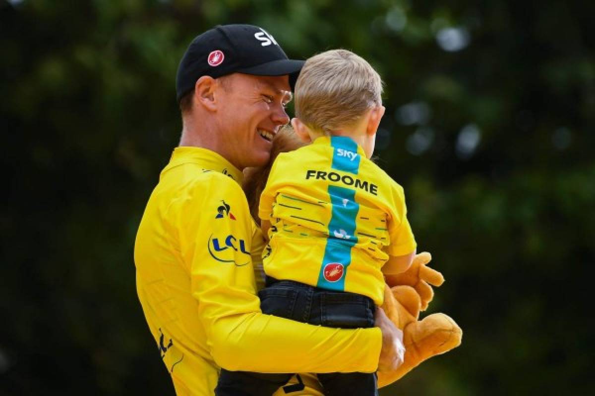 Tour de France 2017's winner Great Britain's Christopher Froome celebrates his overall leader yellow jersey with his baby Kellan on the podium at the end of the 103 km twenty-first and last stage of the 104th edition of the Tour de France cycling race on July 23, 2017 between Montgeron and Paris Champs-Elysees. / AFP PHOTO / Lionel BONAVENTURE
