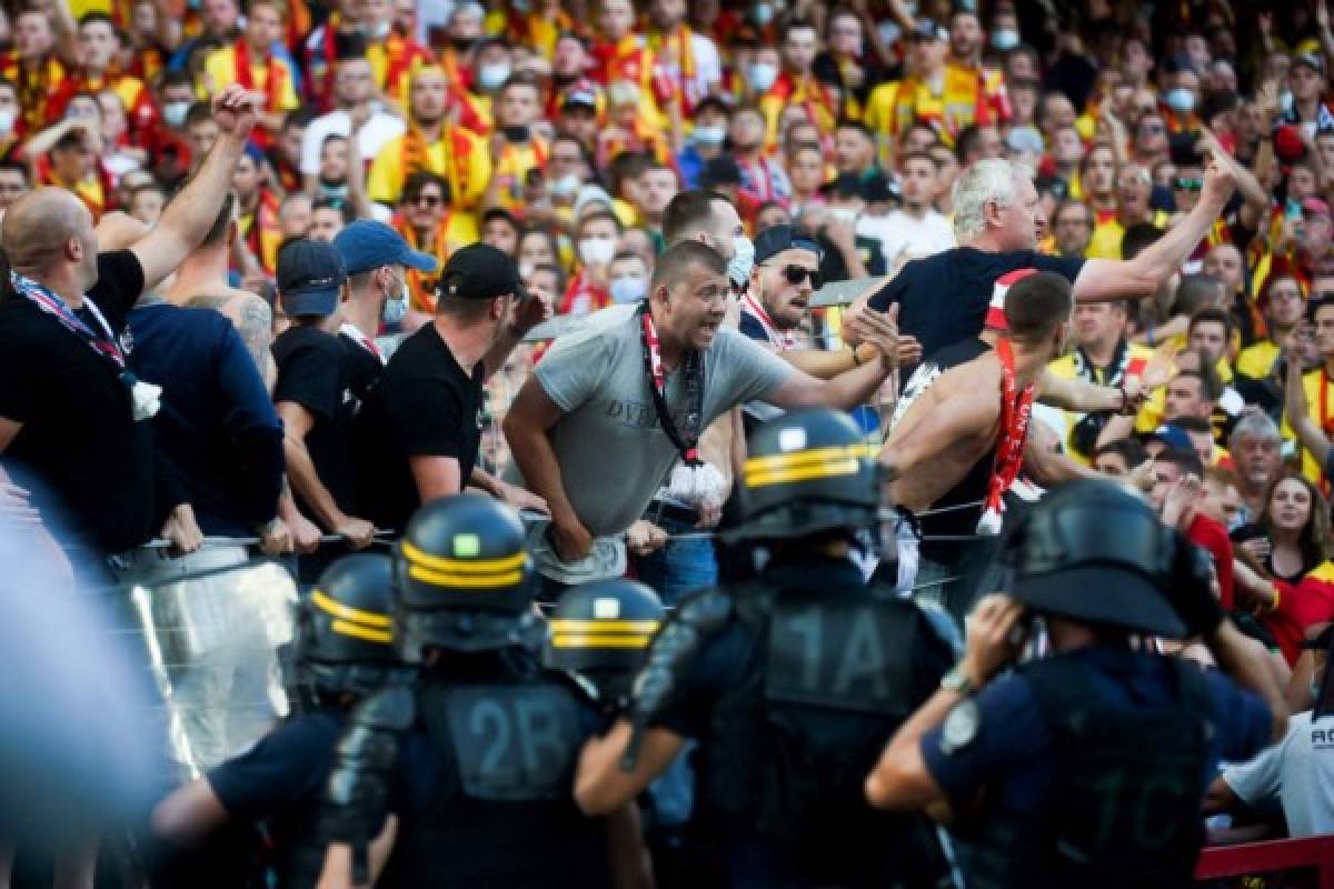 A los golpes en Francia: Invasión de aficionados, pelea, heridos y detenidos en el Lens-Lille