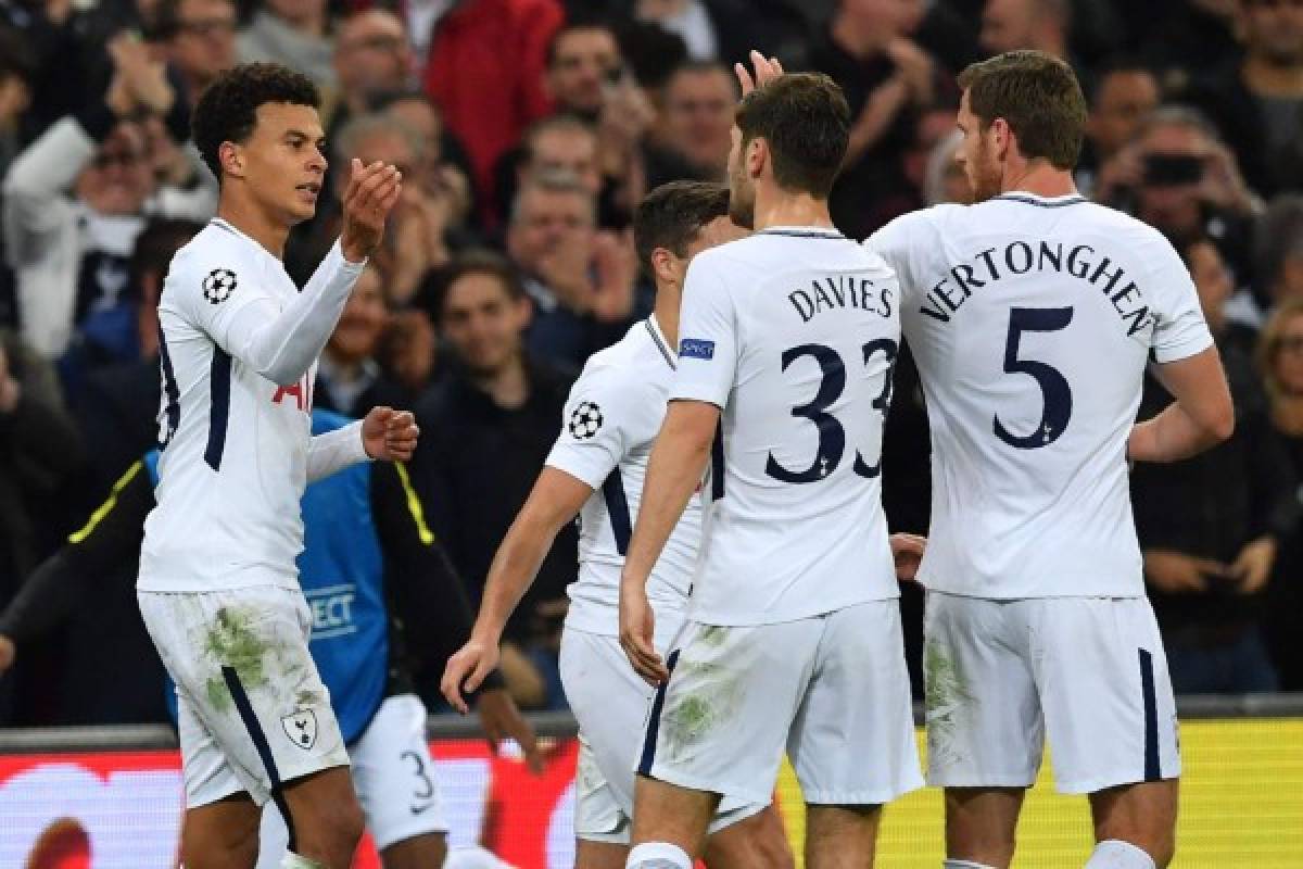 Tottenham Hotspur's English midfielder Dele Alli (L) celebrates with teammates after scoring their second goal during the UEFA Champions League Group H football match between Tottenham Hotspur and Real Madrid at Wembley Stadium in London, on November 1, 2017. / AFP PHOTO / Ben STANSALL