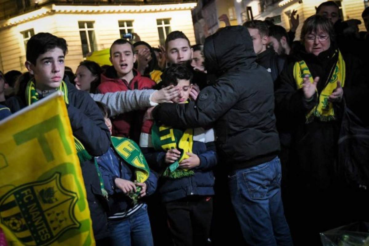 Llanto y oraciones: Conmovedor homenaje a Emiliano Sala por parte de los hinchas del Nantes