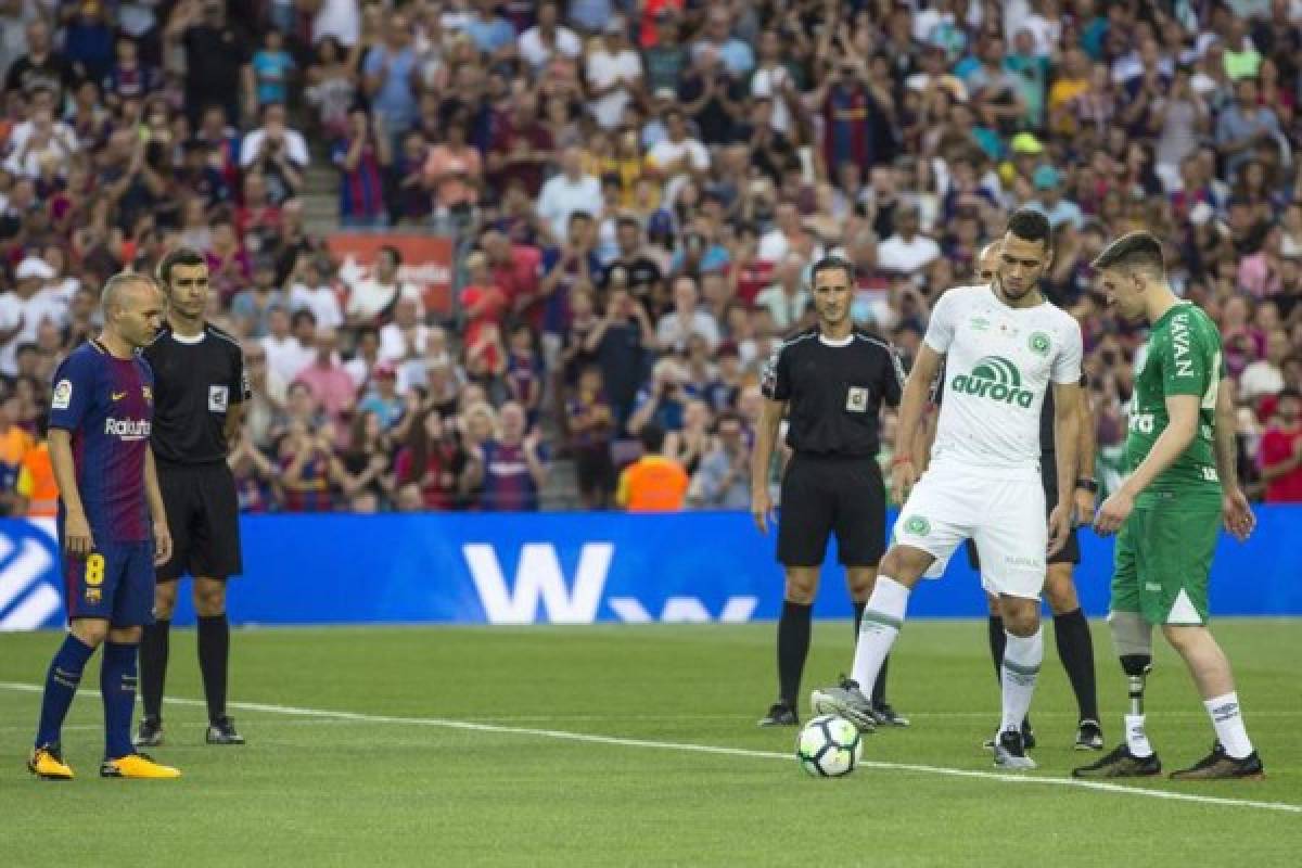 CURIOSAS: El profundo abrazo de Messi, homenaje y lágrimas en el Barça-Chapecoense