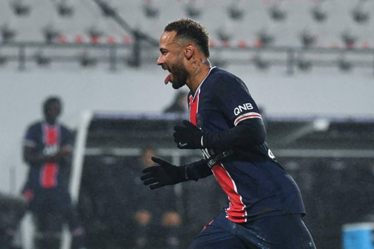 Paris Saint-Germain's Brazilian forward Neymar celebrates after scoring a penalty kick during the French Champions Trophy (Trophee des Champions) football match between Paris Saint-Germain (PSG) and Marseille (OM) at the Bollaert-Delelis Stadium in Lens, northern France, on January 13, 2021. (Photo by Denis Charlet / AFP)