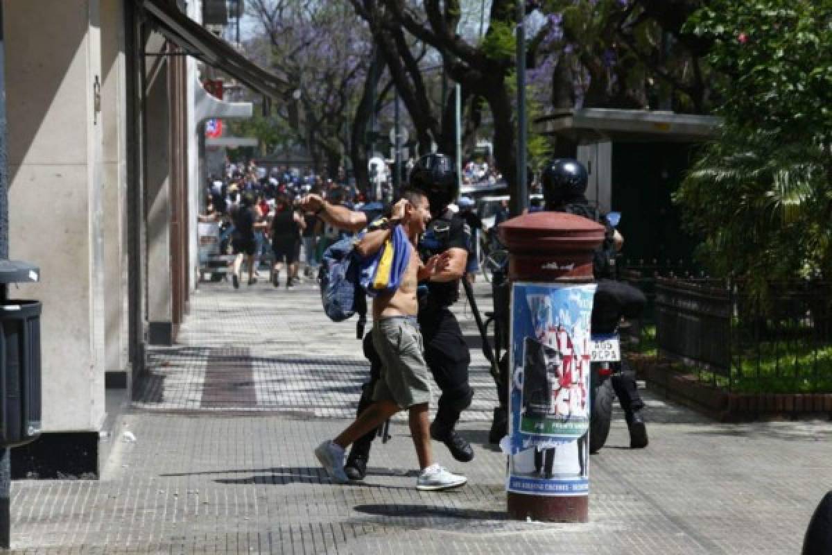 Enfrentamientos y caos total en las calles de Argentina durante el velorio de Diego Maradona