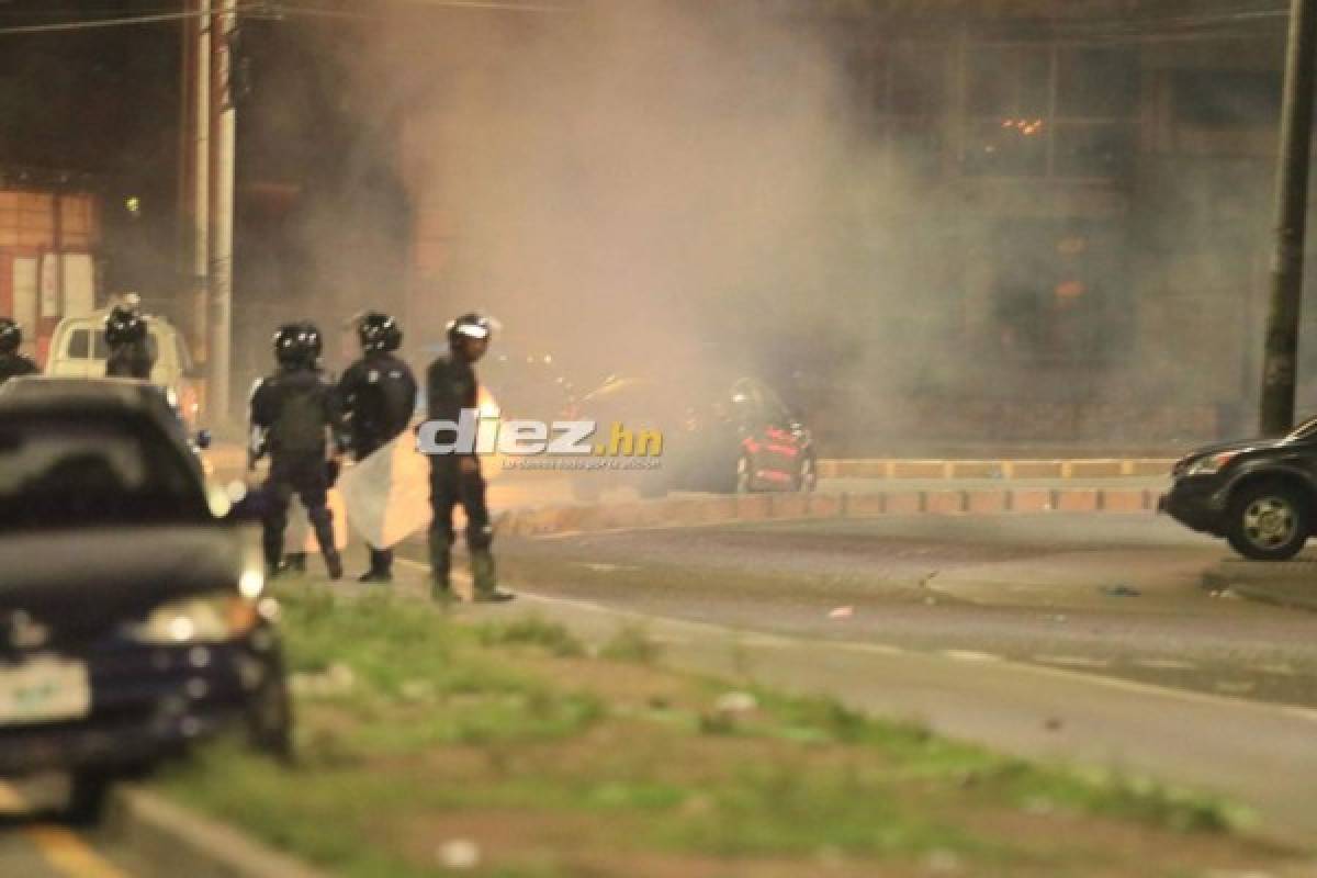 ¡Desmayados, disparos y gas lacrimógeno! El relajo en las afueras del Estadio Nacional