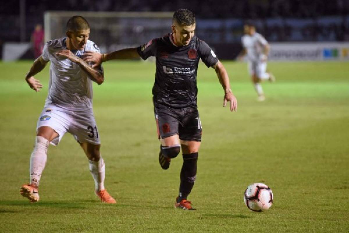 Honduras' Olimpia Leonardo Garrido (R) vies for the ball with Guatemala's Comunicaciones Stheven Robles (R) during a Concacaf League football match between Guatemala's Comunicaciones and Honduras' Olimpia in Guatemala City, on October 3, 2019. (Photo by Johan ORDONEZ / AFP)