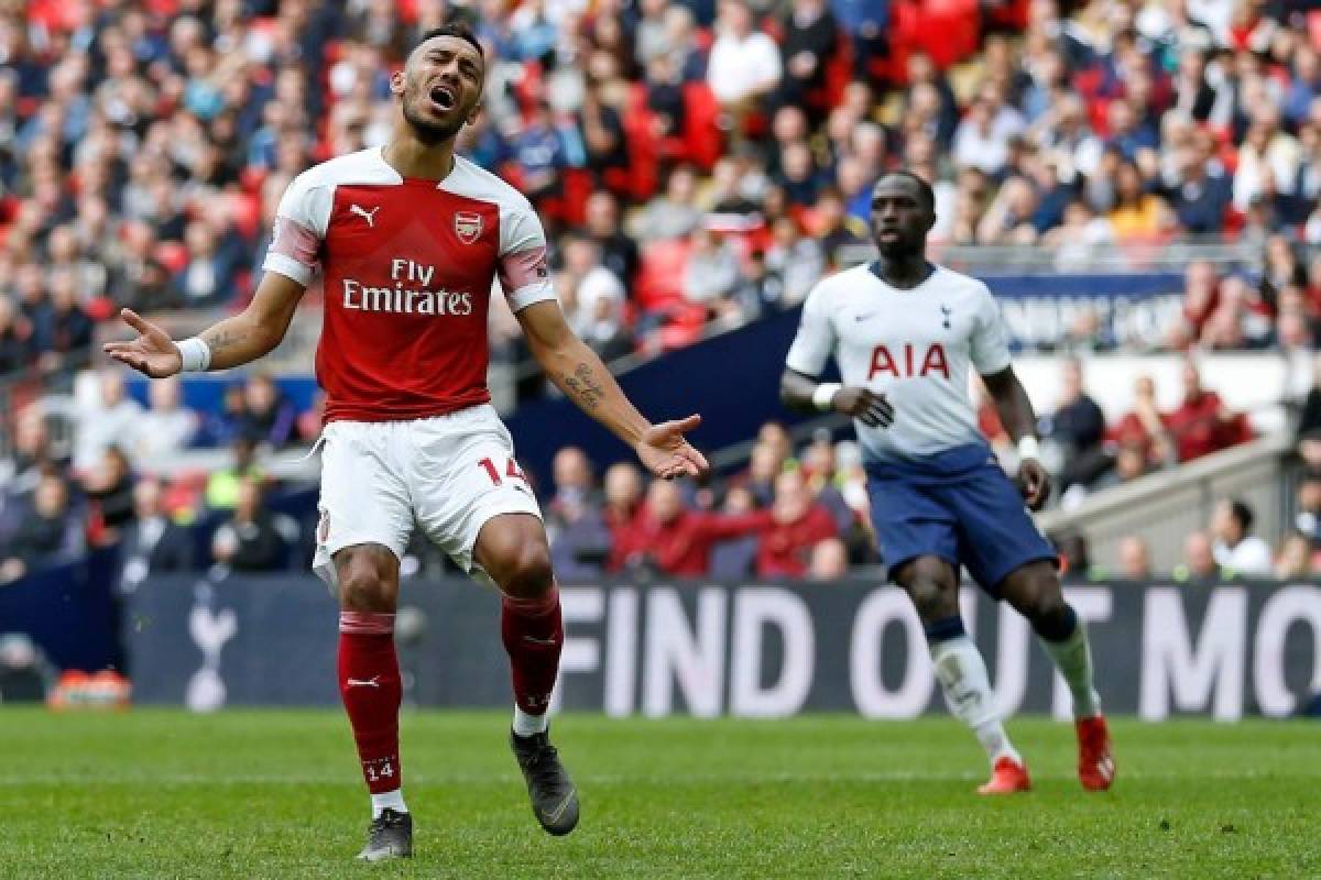Arsenal's Gabonese striker Pierre-Emerick Aubameyang (L) reacts to a missed chance during the English Premier League football match between Tottenham Hotspur and Arsenal at Wembley Stadium in London, on March 2, 2019. (Photo by Ian KINGTON / AFP) / RESTRICTED TO EDITORIAL USE. No use with unauthorized audio, video, data, fixture lists, club/league logos or 'live' services. Online in-match use limited to 120 images. An additional 40 images may be used in extra time. No video emulation. Social media in-match use limited to 120 images. An additional 40 images may be used in extra time. No use in betting publications, games or single club/league/player publications. /