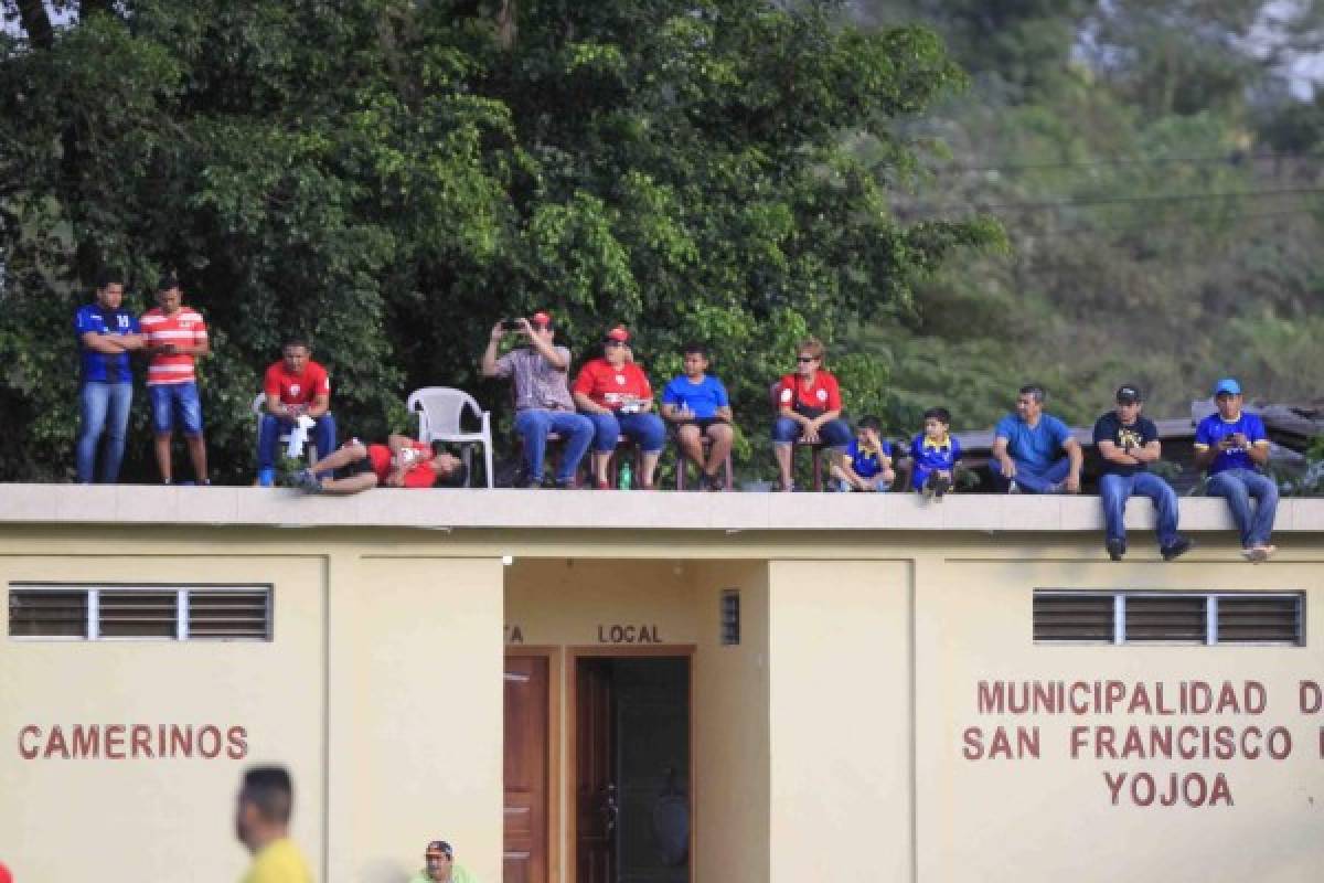 ¡Qué curioso! Venta de boletos, gradas de madera, camerinos de cemento... así es el ascenso en Honduras