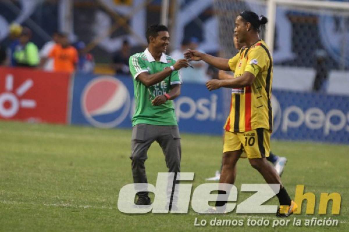 CURIOSAS: Los zapatos de Ronaldinho y su gesto con aficionado que ingresó al campo
