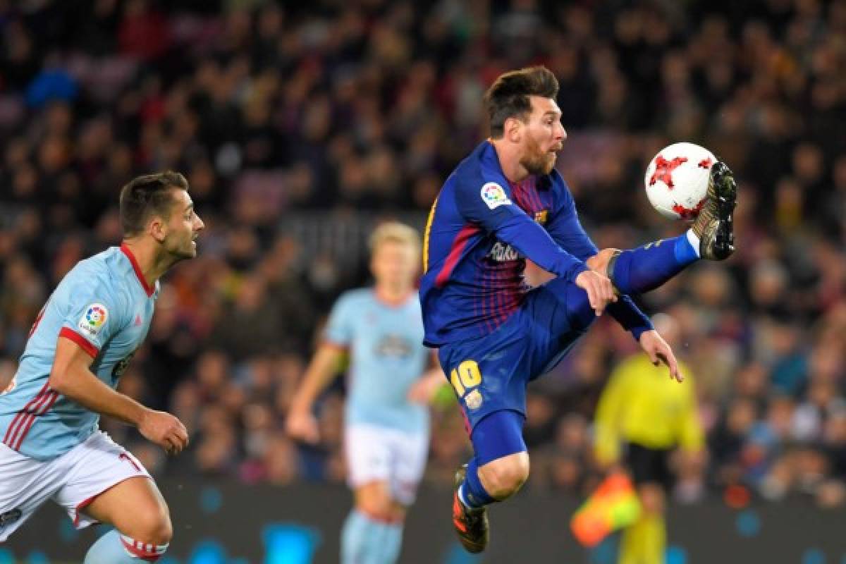 Barcelona's Argentinian forward Lionel Messi (R) controls the ball during the Spanish Copa del Rey (King's Cup) round of 16 second leg football match FC Barcelona vs RC Celta de Vigo at the Camp Nou stadium in Barcelona on January 11, 2018. / AFP PHOTO / LLUIS GENE