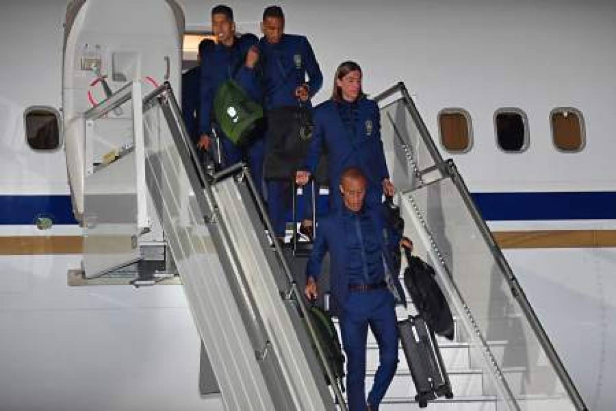 (L-R) Brazil's Firmino, Danilo, Filipe Luis and Miranda descend from the plane upon the team's arrival at Sochi airport, in Russia on June 11, 2018, ahead of the FIFA World Cup. / AFP PHOTO / Nelson ALMEIDA