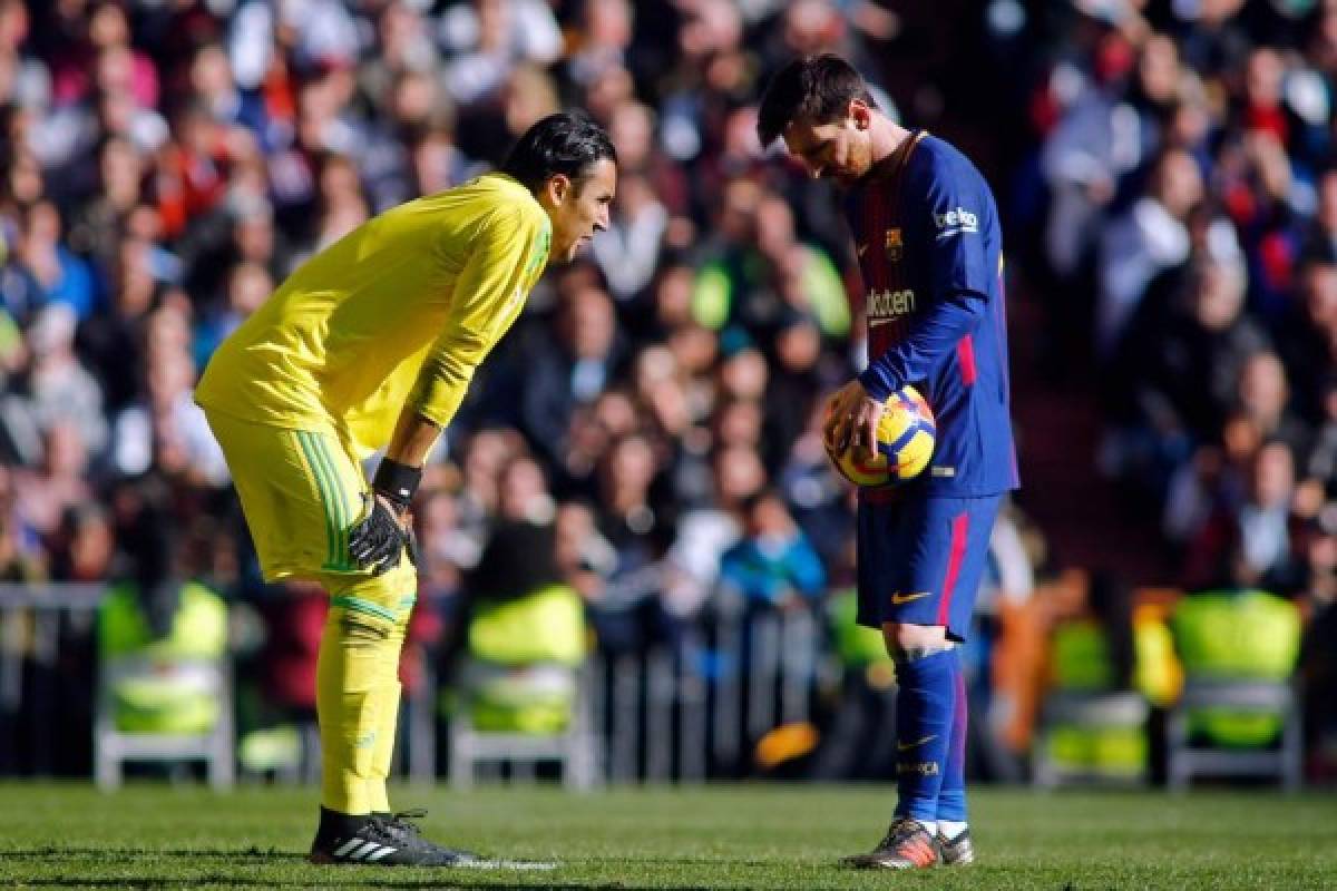 Barcelona's Argentinian forward Lionel Messi (R) and Real Madrid's Costa Rican goalkeeper Keylor Navas prepare for a penalty shot kicks during the Spanish League 'Clasico' football match Real Madrid CF vs FC Barcelona at the Santiago Bernabeu stadium in Madrid on December 23, 2017. / AFP PHOTO / OSCAR DEL POZO
