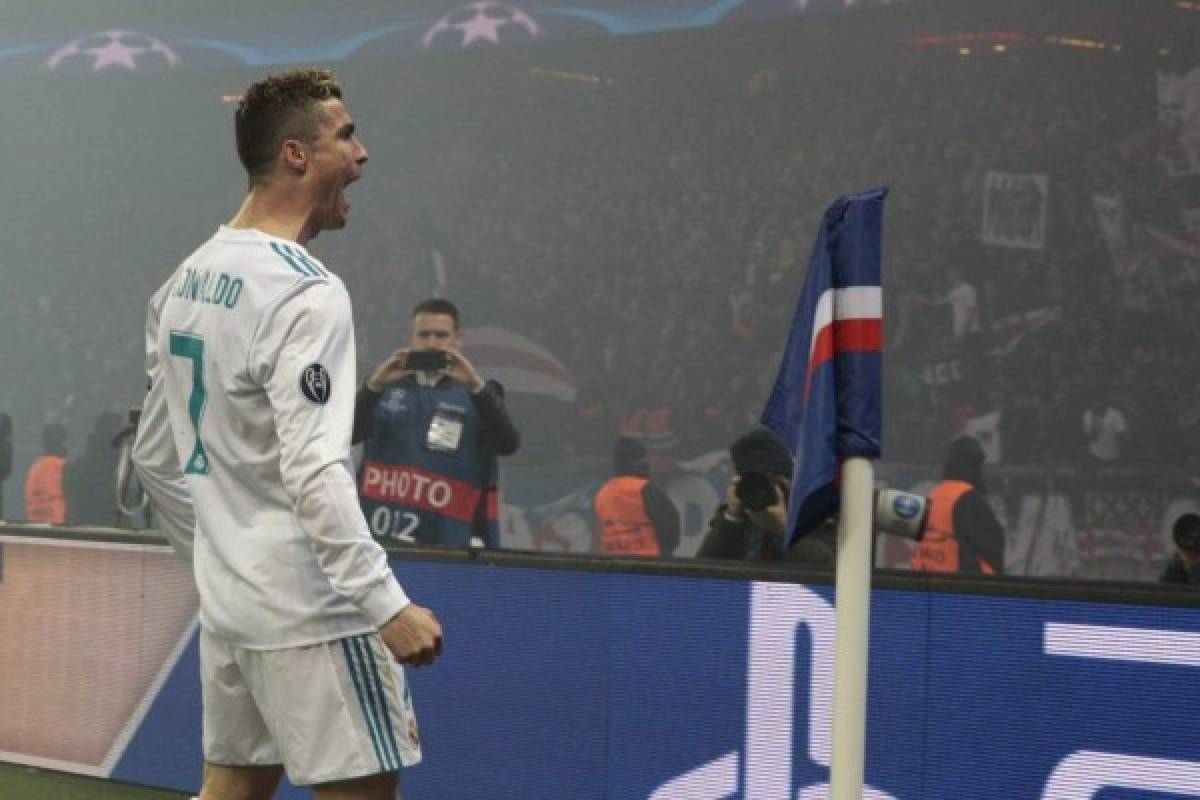 Real Madrid's Portuguese forward Cristiano Ronaldo celebrates after scoring the opening goal during the UEFA Champions League round of 16 second leg football match between Paris Saint-Germain (PSG) and Real Madrid on March 6, 2018, at the Parc des Princes stadium in Paris. / AFP PHOTO / GEOFFROY VAN DER HASSELT