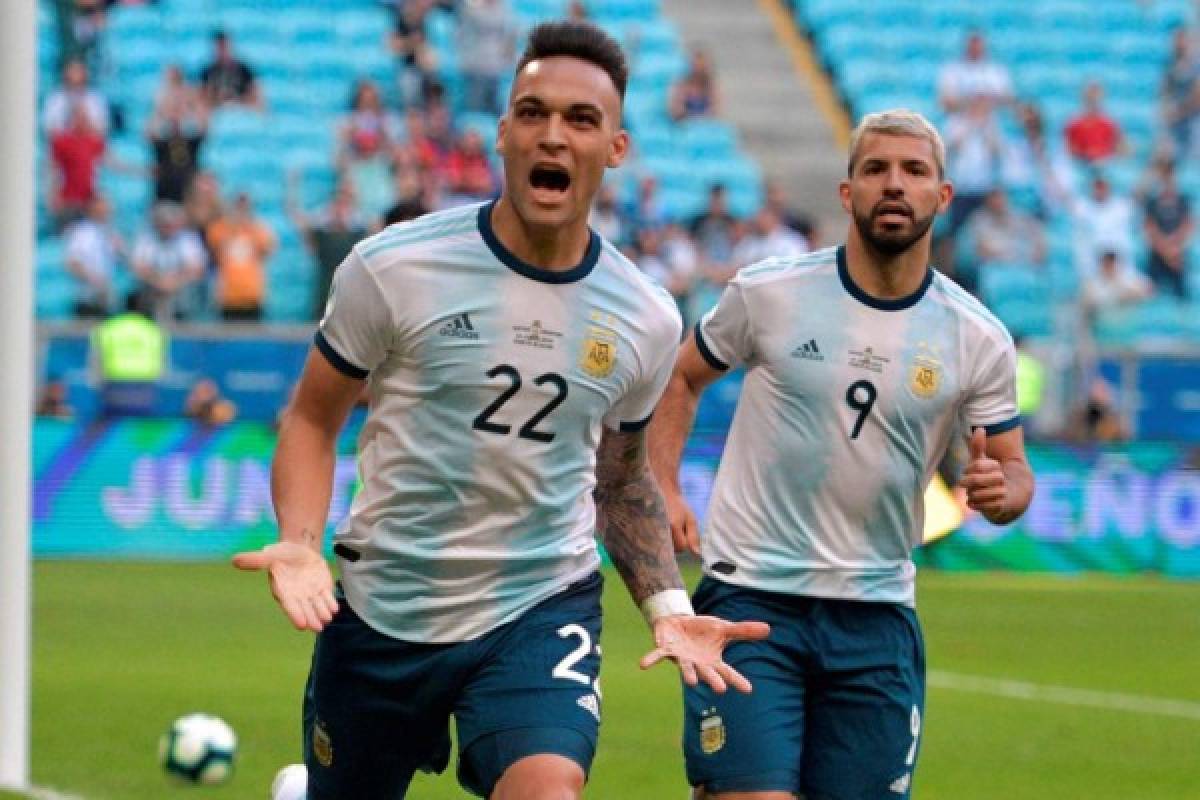 TOPSHOT - Argentina's Lautaro Martinez (L) is followed by teammate Sergio Aguero after scoring against Qatar during their Copa America football tournament group match at the Gremio Arena in Porto Alegre, Brazil, on June 23, 2019. (Photo by Carl DE SOUZA / AFP)