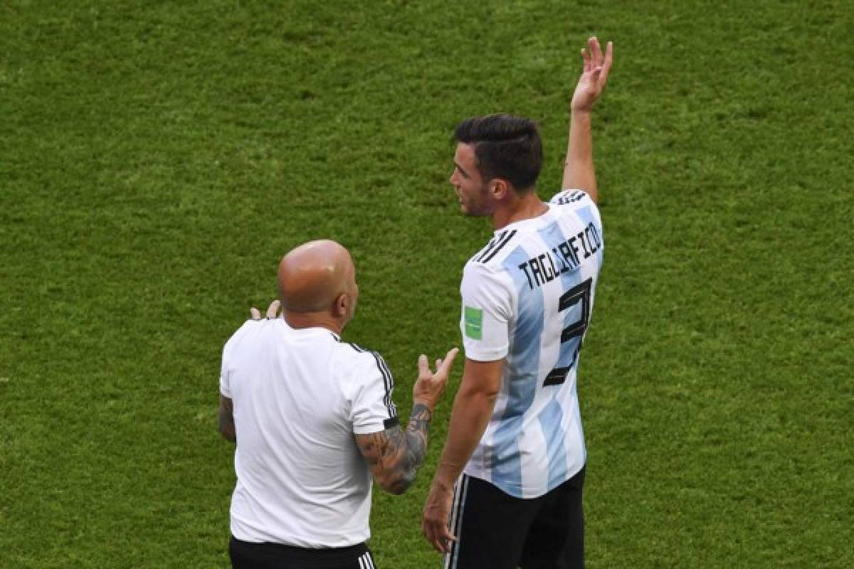 Argentina's defender Nicolas Tagliafico (R) reacts to Argentina's coach Jorge Sampaoli (L) during the Russia 2018 World Cup round of 16 football match between France and Argentina at the Kazan Arena in Kazan on June 30, 2018. / AFP PHOTO / SAEED KHAN / RESTRICTED TO EDITORIAL USE - NO MOBILE PUSH ALERTS/DOWNLOADS