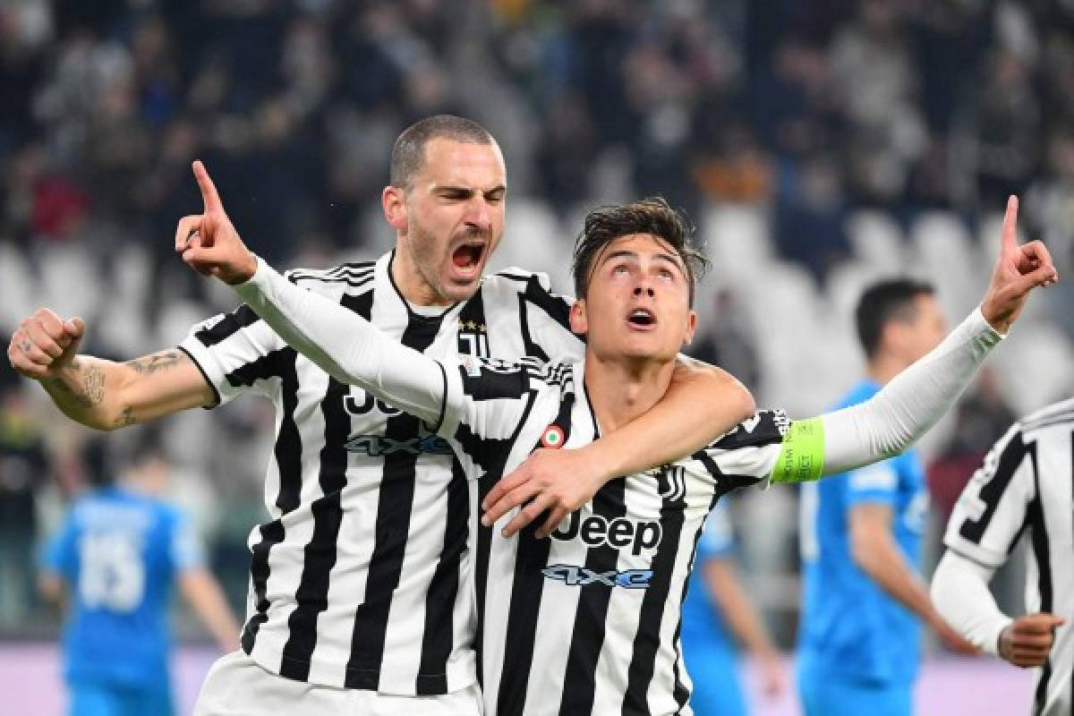 Juventus' Argentine forward Paulo Dybala (R) celebrates with Juventus' Italian defender Leonardo Bonucci after scoring a penalty during the UEFA Champions League Group H football match between Juventus and Zenit on November 02, 2021 at the Juventus stadium in Turin. (Photo by Isabella BONOTTO / AFP)