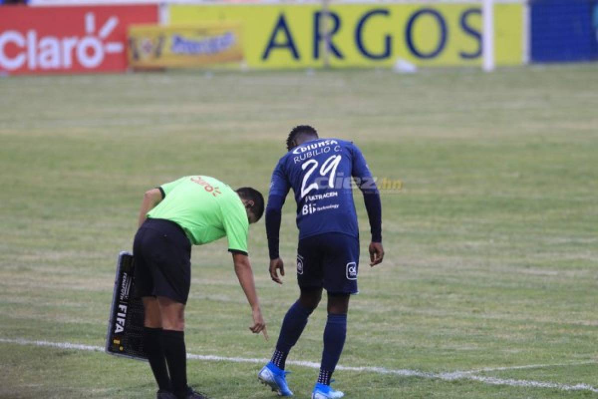 El beso de Moreira, hermosa novia de jugador del Platense y 'Firulais' fue protagonista