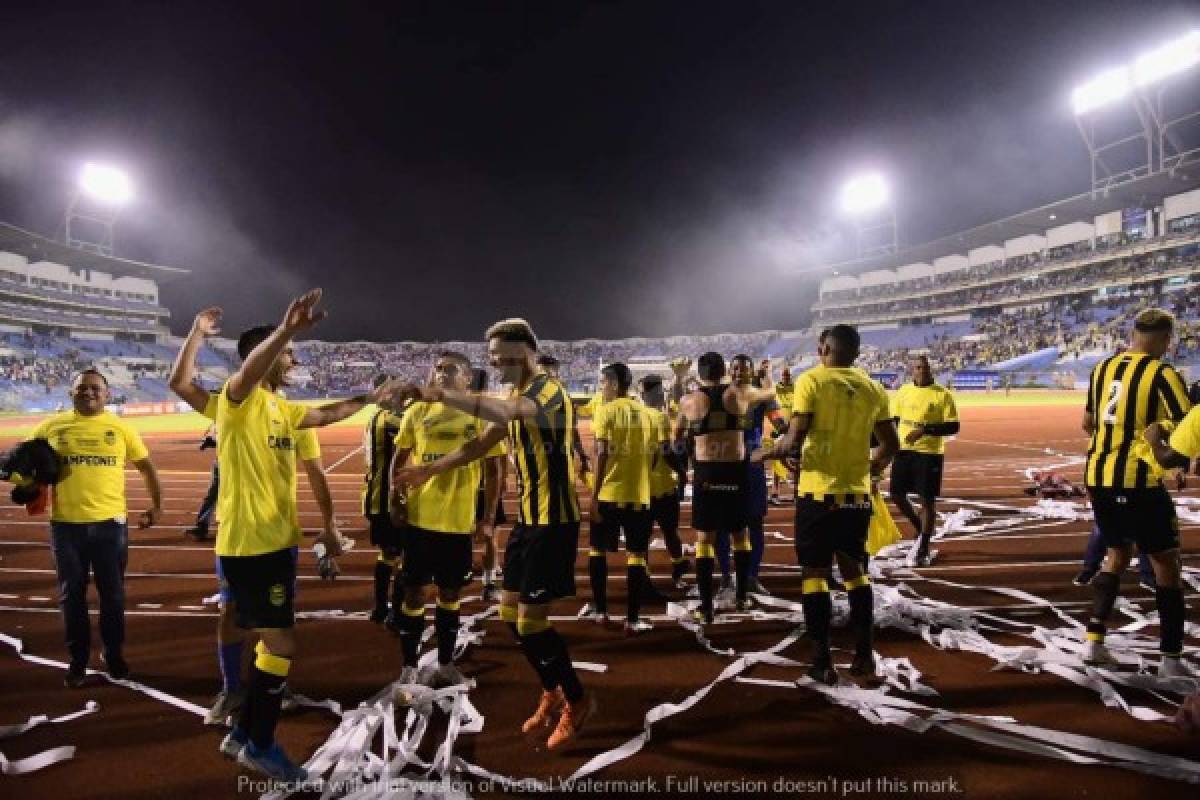 ¡Besos y gritos! La eufórica celebración de Real España, campeón de la Copa Premier