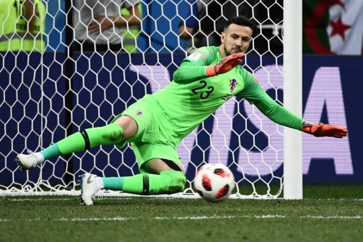 Croatia's goalkeeper Danijel Subasic stops the ball in the penalty shootout during the Russia 2018 World Cup round of 16 football match between Croatia and Denmark at the Nizhny Novgorod Stadium in Nizhny Novgorod on July 1, 2018. / AFP PHOTO / Jewel SAMAD / RESTRICTED TO EDITORIAL USE - NO MOBILE PUSH ALERTS/DOWNLOADS