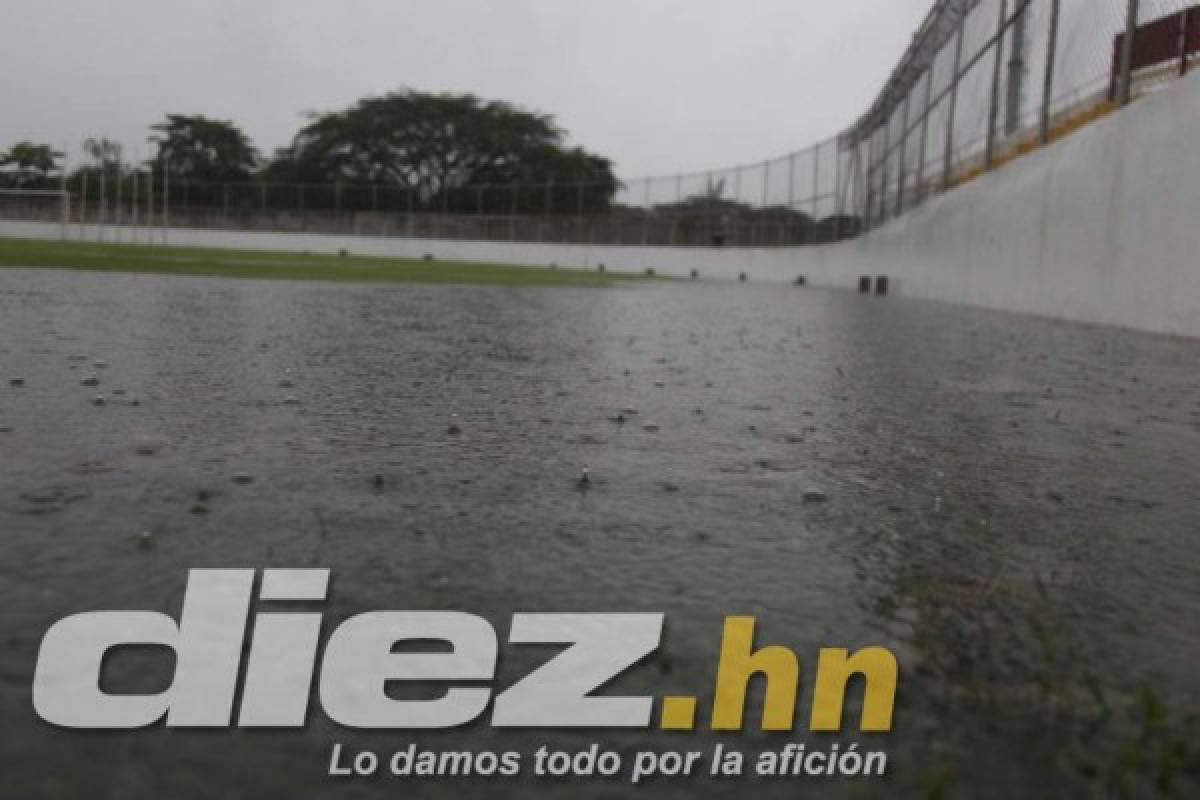 Como piscina olímpica: 45 minutos de lluvia inundaron cancha del Carlos Miranda