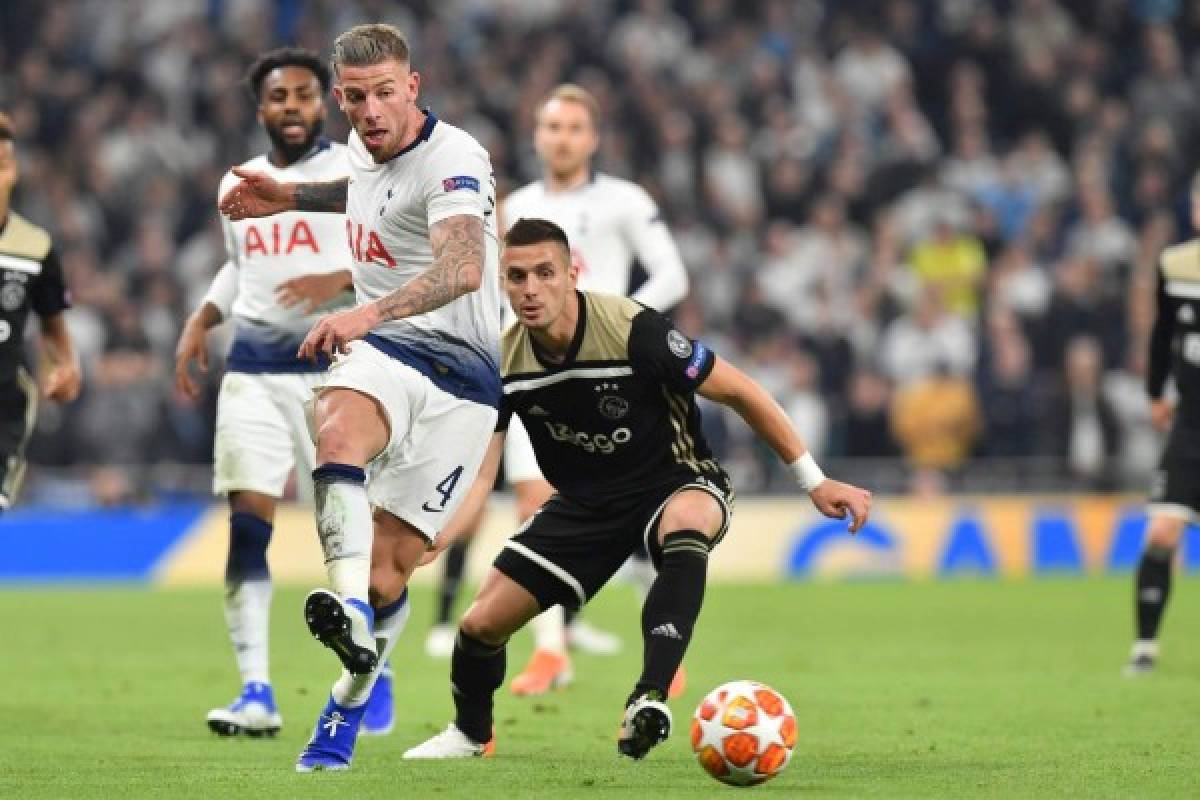Tottenham Hotspur's Belgian defender Jan Vertonghen (C) passes the ball during the UEFA Champions League semi-final first leg football match between Tottenham Hotspur and Ajax at the Tottenham Hotspur Stadium in north London, on April 30, 2019. (Photo by EMMANUEL DUNAND / AFP)