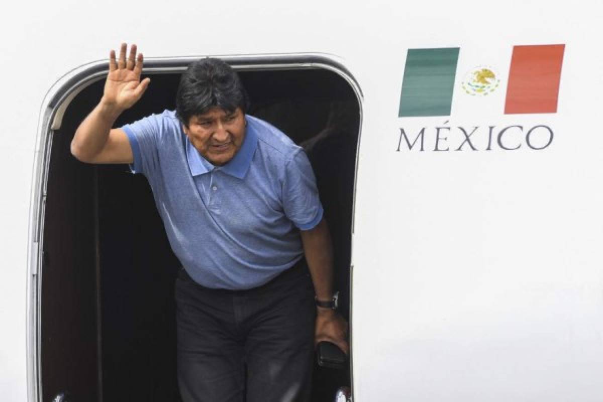 Evo Morales: con sonrisa y los cordones sueltos, así fue su llegada a México