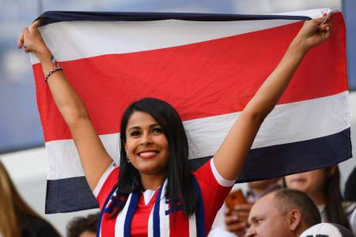 A Costa Rica supporter waves the national flag ahead of the Russia 2018 World Cup Group E football match between Costa Rica and Serbia at the Samara Arena in Samara on June 17, 2018. / AFP PHOTO / MANAN VATSYAYANA / RESTRICTED TO EDITORIAL USE - NO MOBILE PUSH ALERTS/DOWNLOADS