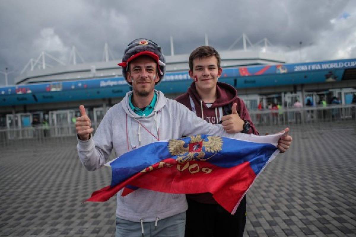 Kaliningrad (Russian Federation), 22/06/2018.- Fans of Serbia arrive for the FIFA World Cup 2018 group E preliminary round soccer match between Serbia and Switzerland in Kaliningrad, Russia, 22 June 2018. (Mundial de Fútbol, Kaliningrado, Suiza, Rusia) EFE/EPA/MARTIN DIVISEK EDITORIAL USE ONLY