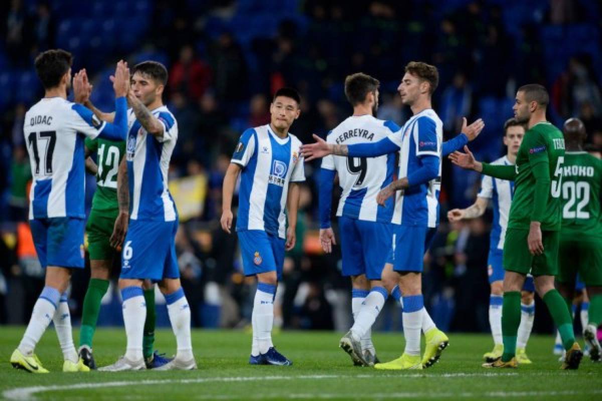 Espanyol´s players celebrate at the end of the UEFA Europa League Group H football match between Espanyol and Ludogorets Razgrad, at the RCDE Stadium in Cornella de Llobregat near Barcelona, on November 7, 2019. (Photo by PAU BARRENA / AFP)