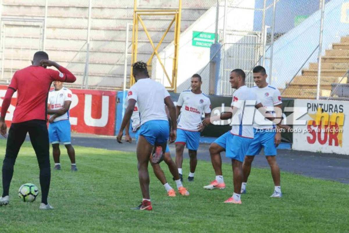 ¡Risas, charlas y abrazos! Así fue el primer entreno de Manuel Keosseián con Olimpia