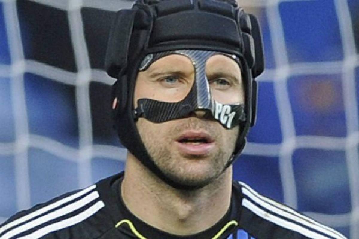 Futbolistas que han usado máscaras protectoras como lo hará Escober