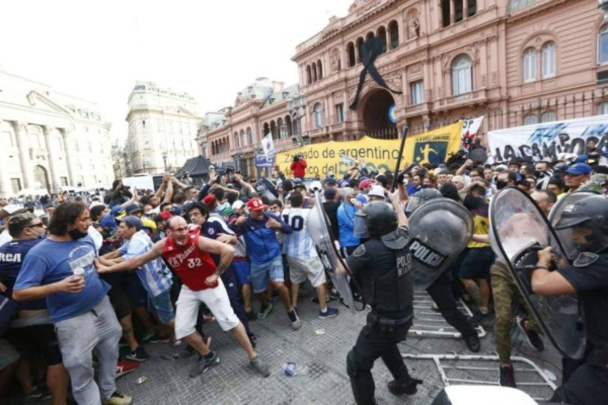 Enfrentamientos y caos total en las calles de Argentina durante el velorio de Diego Maradona