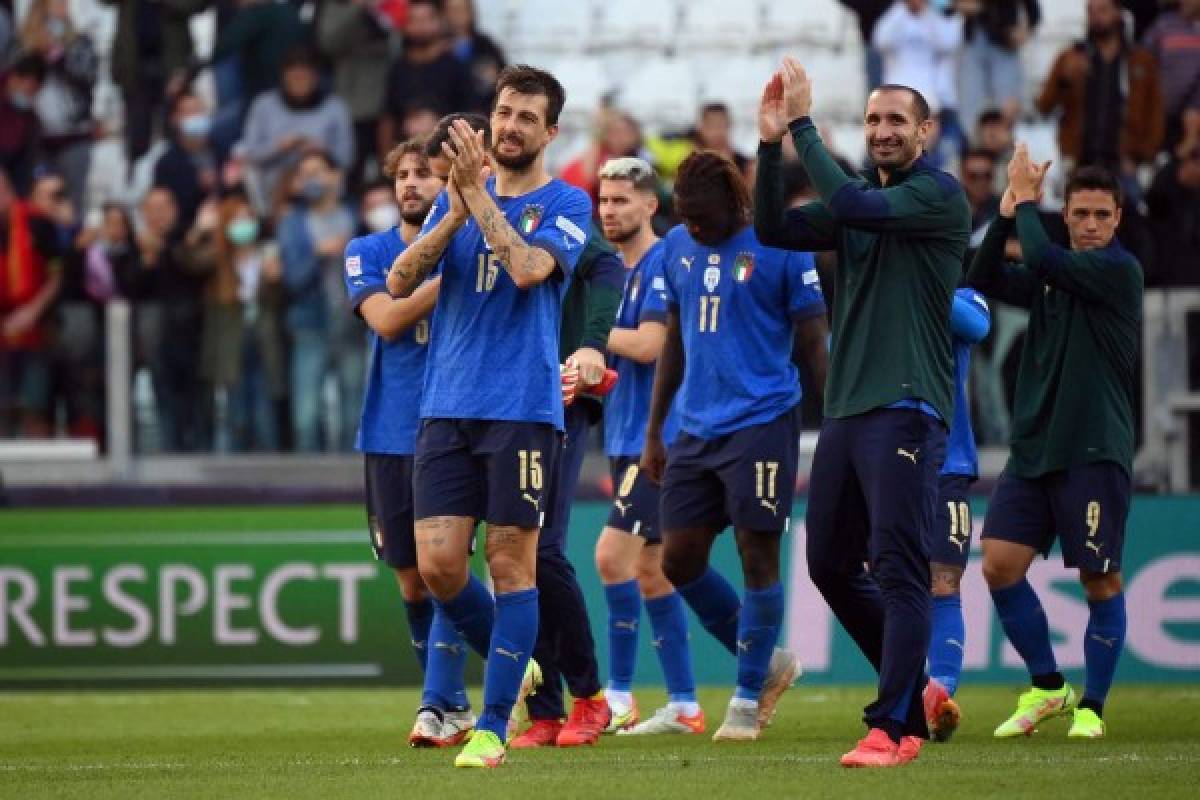 Giorgio Chiellini (R) celebrates with teammates at the end of the UEFA Nations League third place football match between Italy and Belgium, at the Juventus Stadium, in Turin, on October 10, 2021. (Photo by Marco BERTORELLO / AFP)