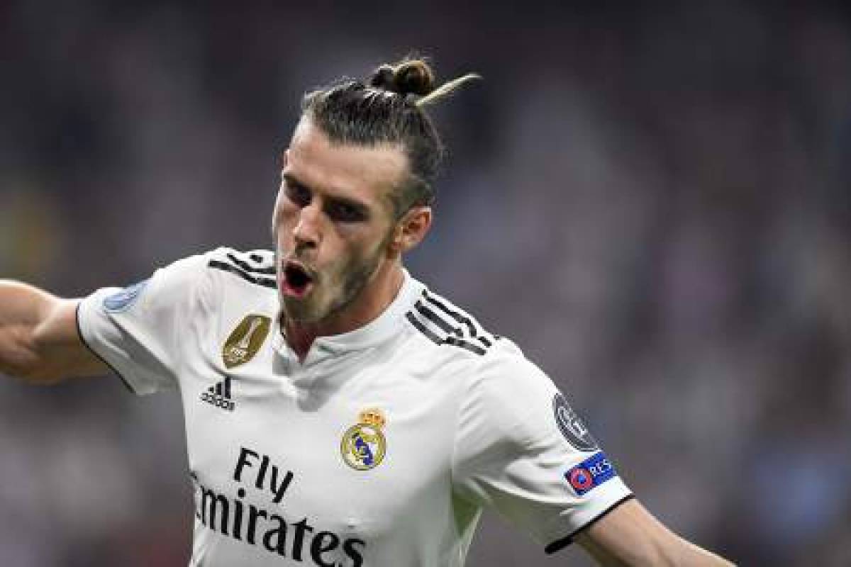 Real Madrid's Welsh forward Gareth Bale celebrates scoring his team's second goal during the UEFA Champions League group G football match between Real Madrid CF and AS Roma at the Santiago Bernabeu stadium in Madrid on September 19, 2018. / AFP PHOTO / GABRIEL BOUYS