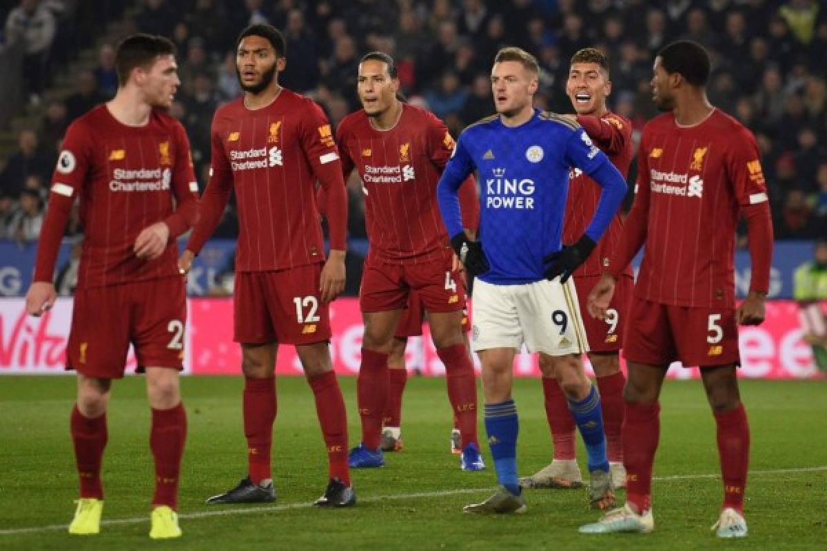 Leicester City's English striker Jamie Vardy is marked at a corner during the English Premier League football match between Leicester City and Liverpool at King Power Stadium in Leicester, central England on December 26, 2019. (Photo by Oli SCARFF / AFP) / RESTRICTED TO EDITORIAL USE. No use with unauthorized audio, video, data, fixture lists, club/league logos or 'live' services. Online in-match use limited to 120 images. An additional 40 images may be used in extra time. No video emulation. Social media in-match use limited to 120 images. An additional 40 images may be used in extra time. No use in betting publications, games or single club/league/player publications. /