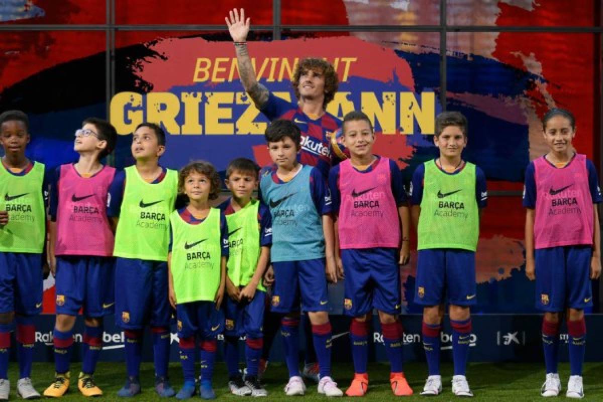 Así fue la presentación de Griezmann en el Camp Nou: Nuevo dorsal y elogios a Messi