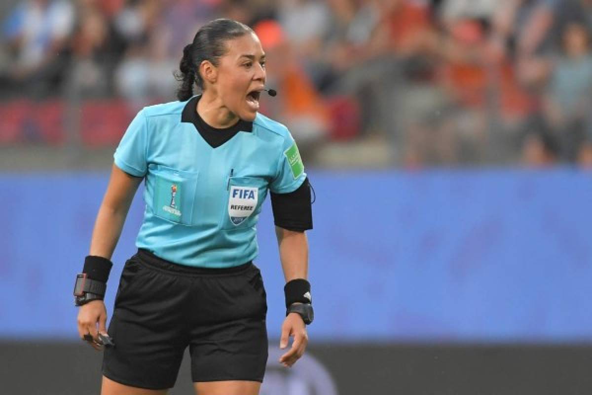 Brazilian referee Edina Alves Batista shouts instructions during the France 2019 Women's World Cup round of sixteen football match between Netherlands and Japan, on June 25, 2019, at the Roazhon Park stadium in Rennes, north western France. (Photo by LOIC VENANCE / AFP)
